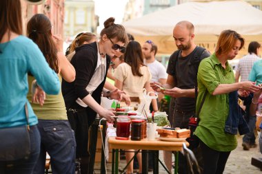 TIMISOARA, ROMANIA - 27 Nisan 2013: Şehir merkezinde düzenlenen serbest piyasa değişimine katılan insanlar