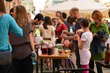 TIMISOARA, ROMANIA - 27 Nisan 2013: Şehir merkezinde düzenlenen serbest piyasa değişimine katılan insanlar