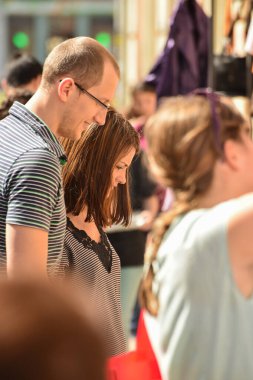 TIMISOARA, ROMANIA - 27 Nisan 2013: Şehir merkezinde düzenlenen serbest piyasa değişimine katılan insanlar