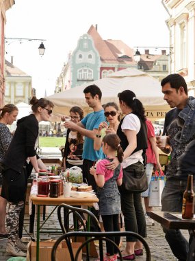 TIMISOARA, ROMANIA - 27 Nisan 2013: Şehir merkezinde düzenlenen serbest piyasa değişimine katılan insanlar
