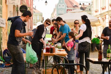 TIMISOARA, ROMANIA - 27 Nisan 2013: Şehir merkezinde düzenlenen serbest piyasa değişimine katılan insanlar