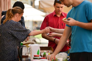 TIMISOARA, ROMANIA - 27 Nisan 2013: Şehir merkezinde düzenlenen serbest piyasa değişimine katılan insanlar