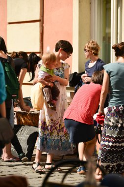 TIMISOARA, ROMANIA - 27 Nisan 2013: Şehir merkezinde düzenlenen serbest piyasa değişimine katılan insanlar