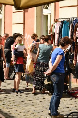 TIMISOARA, ROMANIA - 27 Nisan 2013: Şehir merkezinde düzenlenen serbest piyasa değişimine katılan insanlar