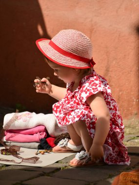 TIMISOARA, ROMANIA - 27 Nisan 2013: Şehir merkezinde düzenlenen serbest piyasa değişimine katılan insanlar