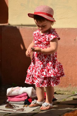 TIMISOARA, ROMANIA - 27 Nisan 2013: Şehir merkezinde düzenlenen serbest piyasa değişimine katılan insanlar