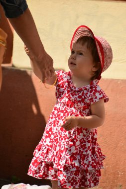 TIMISOARA, ROMANIA - 27 Nisan 2013: Şehir merkezinde düzenlenen serbest piyasa değişimine katılan insanlar