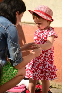 TIMISOARA, ROMANIA - 27 Nisan 2013: Şehir merkezinde düzenlenen serbest piyasa değişimine katılan insanlar