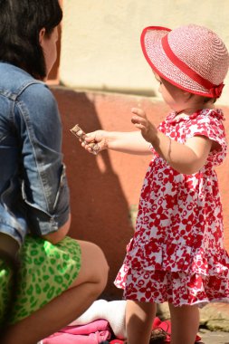 TIMISOARA, ROMANIA - 27 Nisan 2013: Şehir merkezinde düzenlenen serbest piyasa değişimine katılan insanlar