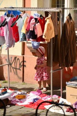 TIMISOARA, ROMANIA - 27 Nisan 2013: Şehir merkezinde düzenlenen serbest piyasa değişimine katılan insanlar