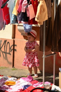 TIMISOARA, ROMANIA - 27 Nisan 2013: Şehir merkezinde düzenlenen serbest piyasa değişimine katılan insanlar