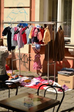 TIMISOARA, ROMANIA - 27 Nisan 2013: Şehir merkezinde düzenlenen serbest piyasa değişimine katılan insanlar