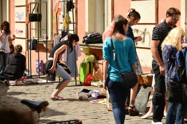 TIMISOARA, ROMANIA - 27 Nisan 2013: Şehir merkezinde düzenlenen serbest piyasa değişimine katılan insanlar