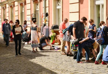 TIMISOARA, ROMANIA - 27 Nisan 2013: Şehir merkezinde düzenlenen serbest piyasa değişimine katılan insanlar