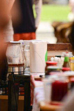 TIMISOARA, ROMANIA - 27 Nisan 2013: Şehir merkezinde düzenlenen serbest piyasa değişimine katılan insanlar