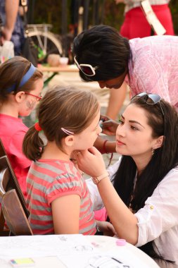 TIMISOARA, ROMANIA - 27 Nisan 2013: Şehir merkezinde düzenlenen serbest piyasa değişimine katılan insanlar