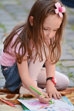 TIMISOARA, ROMANIA - 27 Nisan 2013: Şehir merkezinde düzenlenen serbest piyasa değişimine katılan insanlar