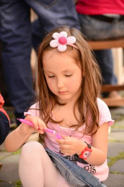 TIMISOARA, ROMANIA - 27 Nisan 2013: Şehir merkezinde düzenlenen serbest piyasa değişimine katılan insanlar