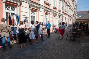 TIMISOARA, ROMANIA - 27 Nisan 2013: Şehir merkezinde düzenlenen serbest piyasa değişimine katılan insanlar