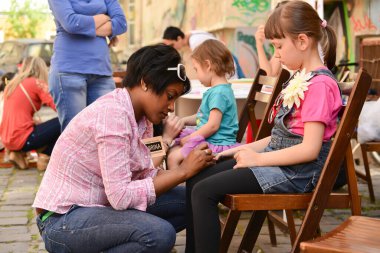 TIMISOARA, ROMANIA - 27 Nisan 2013: Şehir merkezinde düzenlenen serbest piyasa değişimine katılan insanlar