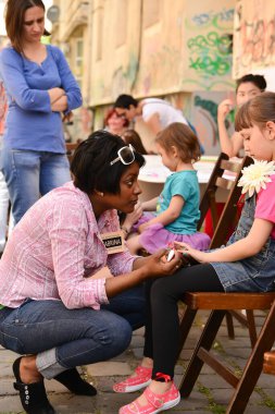 TIMISOARA, ROMANIA - 27 Nisan 2013: Şehir merkezinde düzenlenen serbest piyasa değişimine katılan insanlar