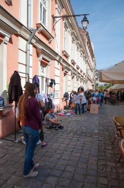 TIMISOARA, ROMANIA - 27 Nisan 2013: Şehir merkezinde düzenlenen serbest piyasa değişimine katılan insanlar