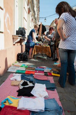 TIMISOARA, ROMANIA - 27 Nisan 2013: Şehir merkezinde düzenlenen serbest piyasa değişimine katılan insanlar