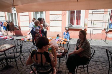 TIMISOARA, ROMANIA - 27 Nisan 2013: Şehir merkezinde düzenlenen serbest piyasa değişimine katılan insanlar