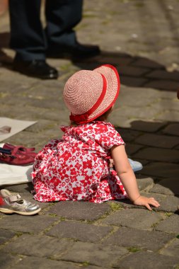 TIMISOARA, ROMANIA - 27 Nisan 2013: Şehir merkezinde düzenlenen serbest piyasa değişimine katılan insanlar