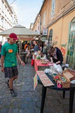 TIMISOARA, ROMANIA - 27 Nisan 2013: Şehir merkezinde düzenlenen serbest piyasa değişimine katılan insanlar