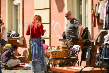 TIMISOARA, ROMANIA - 27 Nisan 2013: Şehir merkezinde düzenlenen serbest piyasa değişimine katılan insanlar