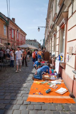 TIMISOARA, ROMANIA - 27 Nisan 2013: Şehir merkezinde düzenlenen serbest piyasa değişimine katılan insanlar