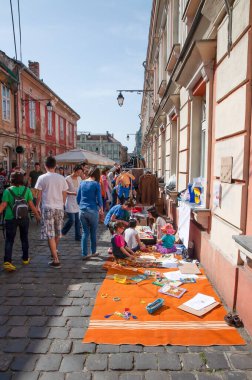 TIMISOARA, ROMANIA - 27 Nisan 2013: Şehir merkezinde düzenlenen serbest piyasa değişimine katılan insanlar