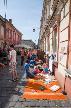TIMISOARA, ROMANIA - 27 Nisan 2013: Şehir merkezinde düzenlenen serbest piyasa değişimine katılan insanlar