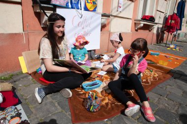 TIMISOARA, ROMANIA - 27 Nisan 2013: Şehir merkezinde düzenlenen serbest piyasa değişimine katılan insanlar
