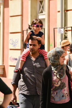 TIMISOARA, ROMANIA - 27 Nisan 2013: Şehir merkezinde düzenlenen serbest piyasa değişimine katılan insanlar