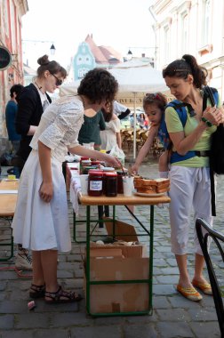 TIMISOARA, ROMANIA - 27 Nisan 2013: Şehir merkezinde düzenlenen serbest piyasa değişimine katılan insanlar