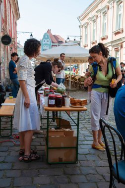 TIMISOARA, ROMANIA - 27 Nisan 2013: Şehir merkezinde düzenlenen serbest piyasa değişimine katılan insanlar