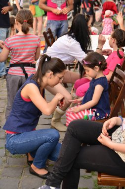 TIMISOARA, ROMANIA - 27 Nisan 2013: Şehir merkezinde düzenlenen serbest piyasa değişimine katılan insanlar