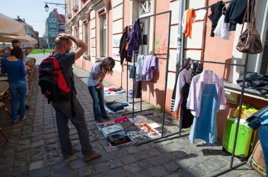 TIMISOARA, ROMANIA - 27 Nisan 2013: Şehir merkezinde düzenlenen serbest piyasa değişimine katılan insanlar