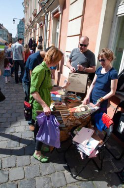 TIMISOARA, ROMANIA - 27 Nisan 2013: Şehir merkezinde düzenlenen serbest piyasa değişimine katılan insanlar