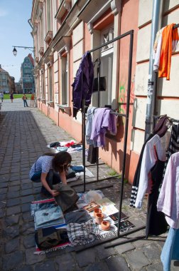 TIMISOARA, ROMANIA - 27 Nisan 2013: Şehir merkezinde düzenlenen serbest piyasa değişimine katılan insanlar