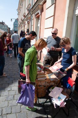 TIMISOARA, ROMANIA - 27 Nisan 2013: Şehir merkezinde düzenlenen serbest piyasa değişimine katılan insanlar