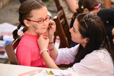 TIMISOARA, ROMANIA - 27 Nisan 2013: Şehir merkezinde düzenlenen serbest piyasa değişimine katılan insanlar