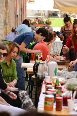 TIMISOARA, ROMANIA - 27 Nisan 2013: Şehir merkezinde düzenlenen serbest piyasa değişimine katılan insanlar