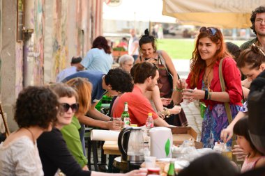 TIMISOARA, ROMANIA - 27 Nisan 2013: Şehir merkezinde düzenlenen serbest piyasa değişimine katılan insanlar