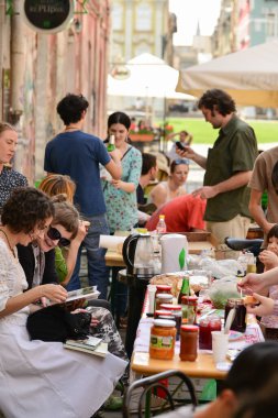 TIMISOARA, ROMANIA - 27 Nisan 2013: Şehir merkezinde düzenlenen serbest piyasa değişimine katılan insanlar