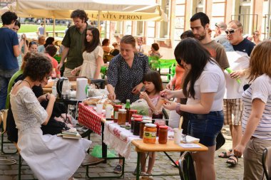 TIMISOARA, ROMANIA - 27 Nisan 2013: Şehir merkezinde düzenlenen serbest piyasa değişimine katılan insanlar