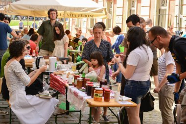 TIMISOARA, ROMANIA - 27 Nisan 2013: Şehir merkezinde düzenlenen serbest piyasa değişimine katılan insanlar