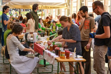 TIMISOARA, ROMANIA - 27 Nisan 2013: Şehir merkezinde düzenlenen serbest piyasa değişimine katılan insanlar